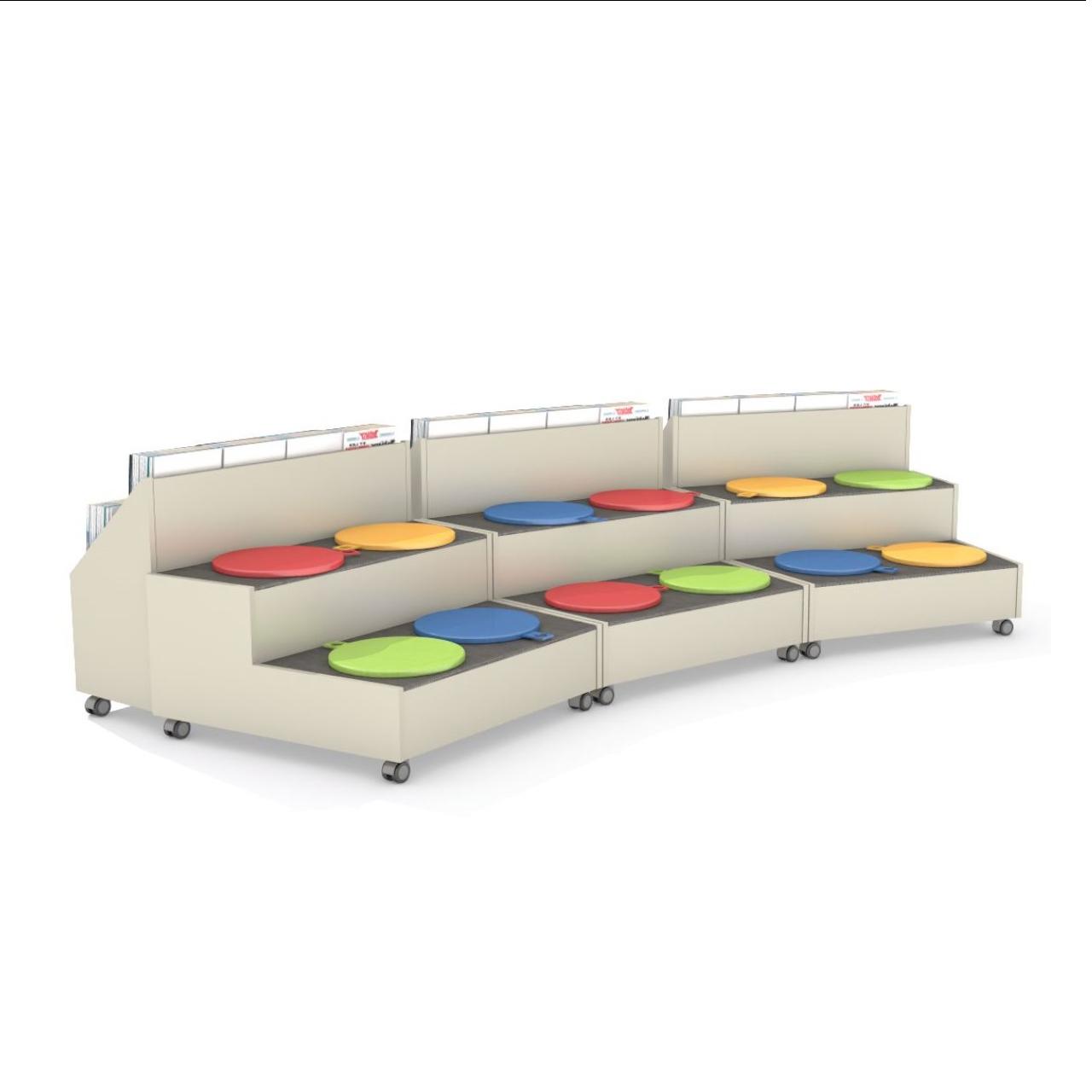 Arena-Village: Podest 2-stufig in Trapezform, Höhen 250 und 450 mm. Sitzflächen mit anthrazitfarbenem Teppichbelag Rückseitig mit angebautem Villagetrog, oben mit 2 Einstellfächer für Comics incl. Rollen (alle mit Feststeller)  Breite:1033 mm Tiefe: 1137