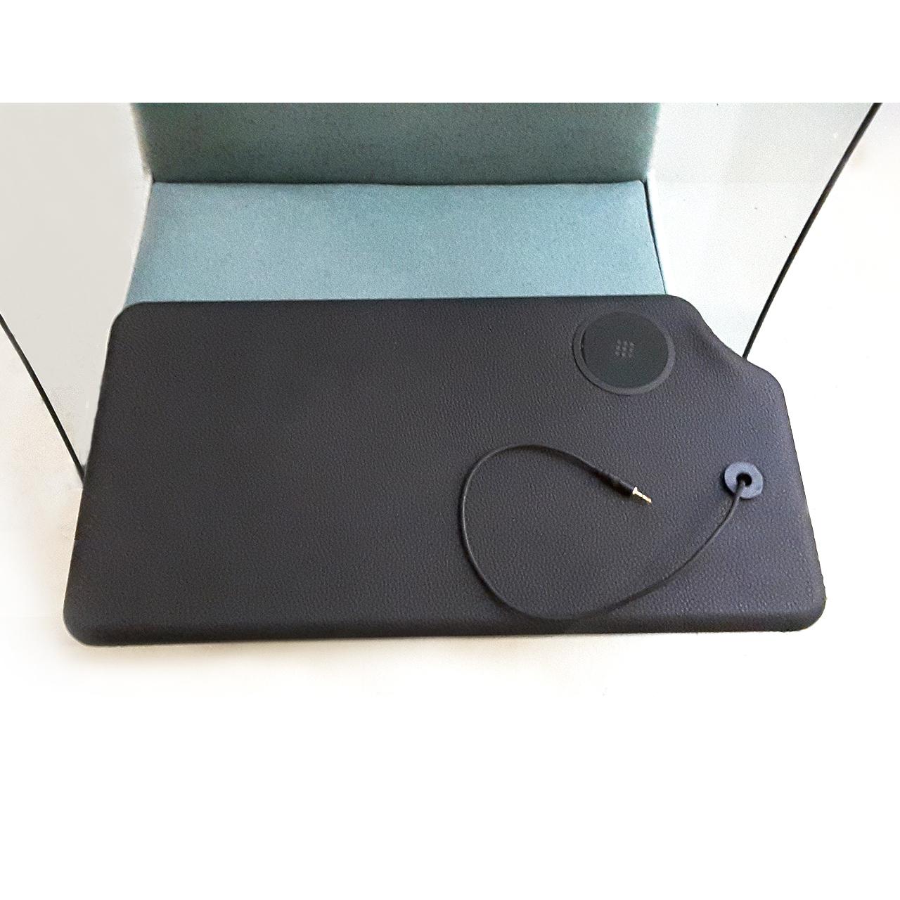 Akustik Hörsessel sshh 5.1S mit PC-Tisch Akustik Hörsessel sshhh 5.1S Ausstattung mit: - Lautsprecher und Verstärker Audiostecker: - USB-C Stecker - Lightning Stecker (Apple) - Klinkenstecker (Audio) - großer PC-Ablagetisch drehbar (schwarz) - Steckdose 220V - USB Charger 2.5A Breite:690 mm Ti