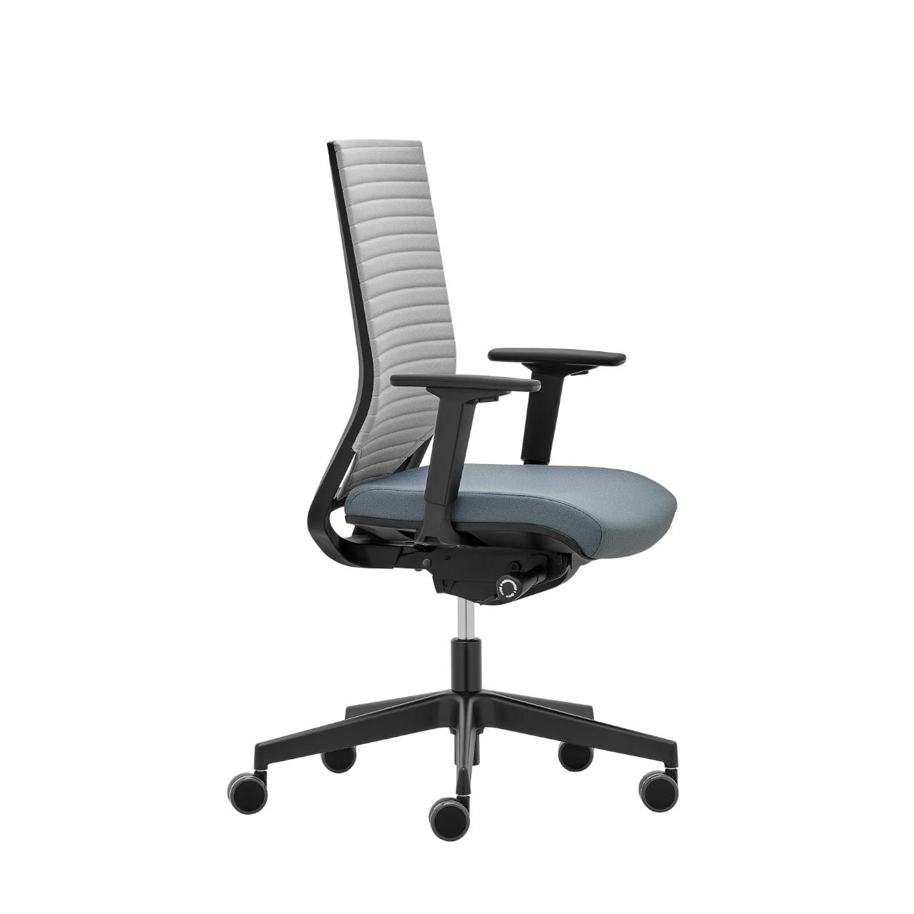 Bürostuhl Easy Pro mit Rückenpolster, Arml. Bürodrehstuhl auf Rollen, Easy Pro, mit Armlehnen mit Sitzpolster und Rückenlehne Sitzhöhe 410-530 mm, Fußkreuz silber Breite:680 mm Tiefe: 680 mm Höhe: 980-1100 Sitzpolster: Rim Era 2050, Grau Rückenlehne: Rim LINE 6004, grau