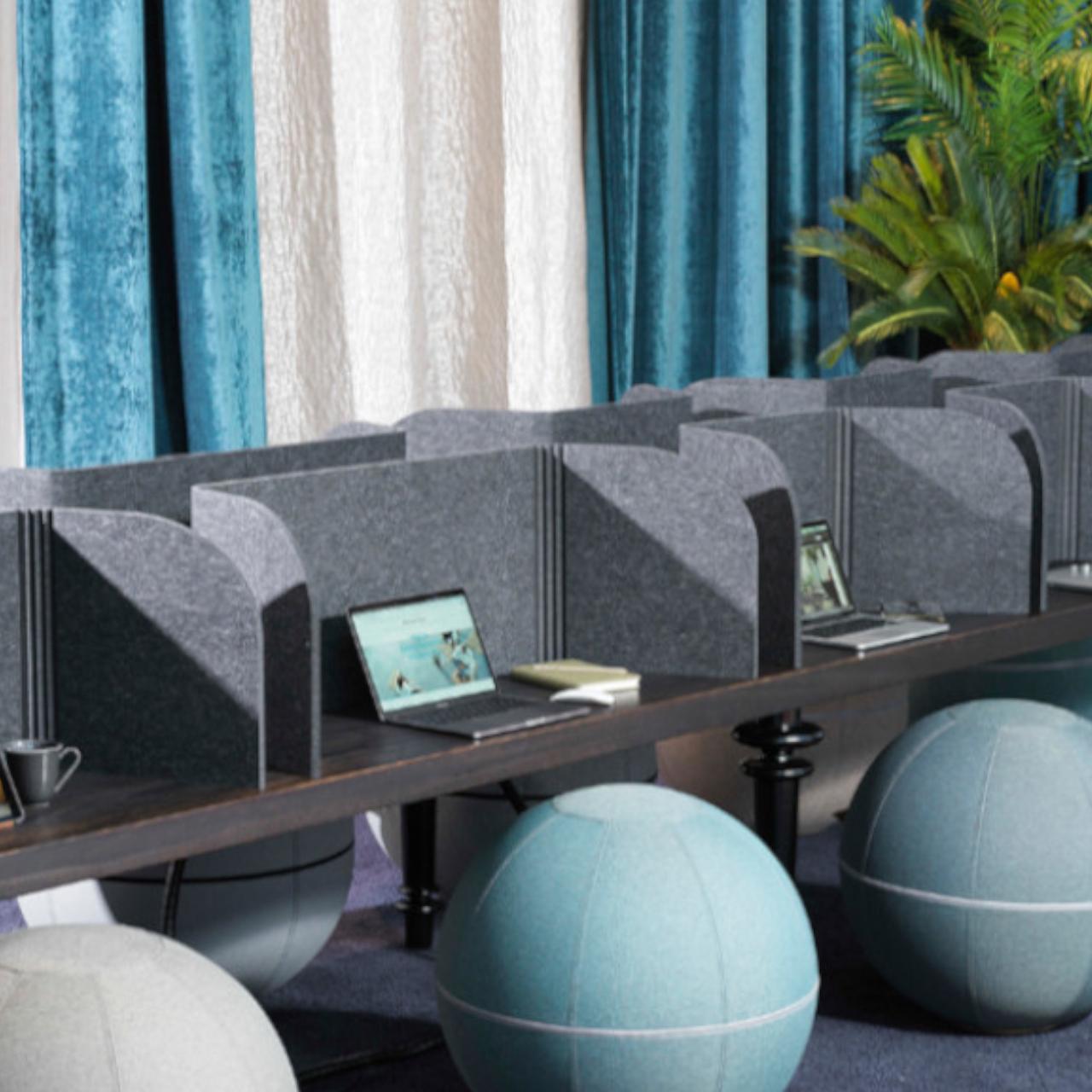 Foldit Tischtrennwand groß Tischtrennwand groß aus gepresstem Filz mit 100 % recycelten Polyesterfasern Breite: 900 mm Tiefe:400 mm Höhe: 420 mm Farbe: Dunkelgrau