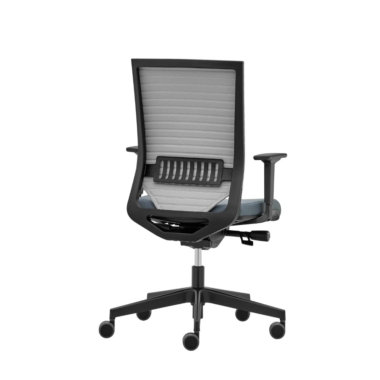 Bürostuhl Easy Pro mit Rückenpolster, Arml. Bürodrehstuhl auf Rollen, Easy Pro, mit Armlehnen mit Sitzpolster und Rückenlehne Sitzhöhe 410-530 mm, Fußkreuz silber Breite:680 mm Tiefe: 680 mm Höhe: 980-1100 Sitzpolster: Rim Era 2050, Grau Rückenlehne: Rim LINE 6004, grau