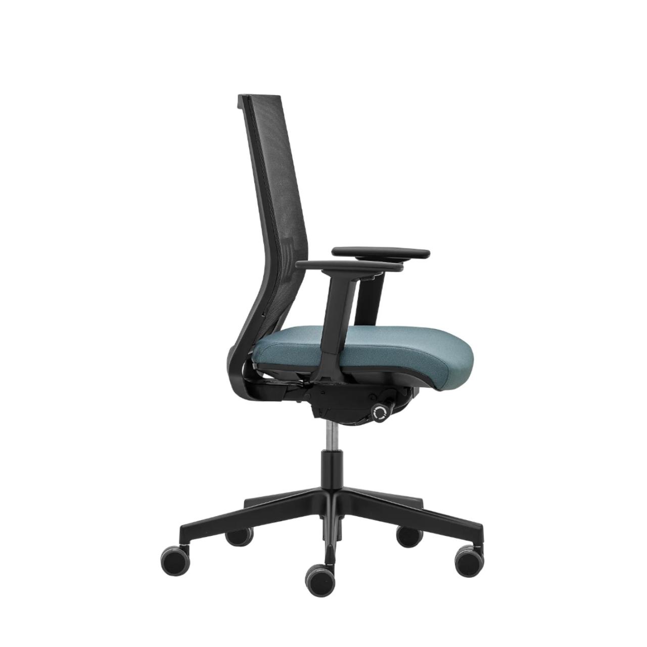 Bürostuhl Easy Pro mit Netzrücken, Arml. Bürodrehstuhl Easy Pro - auf Rollen, - mit Netzrücken schwarz - mit Armlehnen Sitzhöhe 410-530 mm, Fußkreuz schwarz Breite:680 mm Tiefe: 680 mm Höhe: 1020-1200 Sitzpolster: Rim Era 2050, Grau